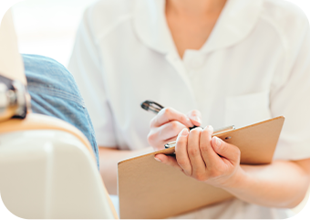 診療チェアで口の中を診る歯科医師