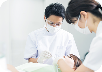 診察を受けるお子さまと付き添いの保護者