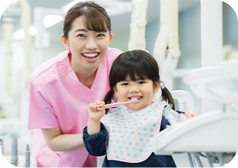 歯のホワイトニングを説明する様子