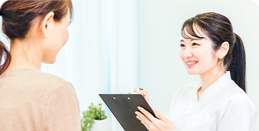 口の中の写真を見ながら説明を受ける患者さん