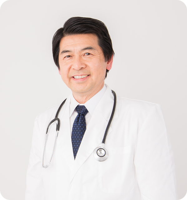 白衣姿でやさしく微笑む院長